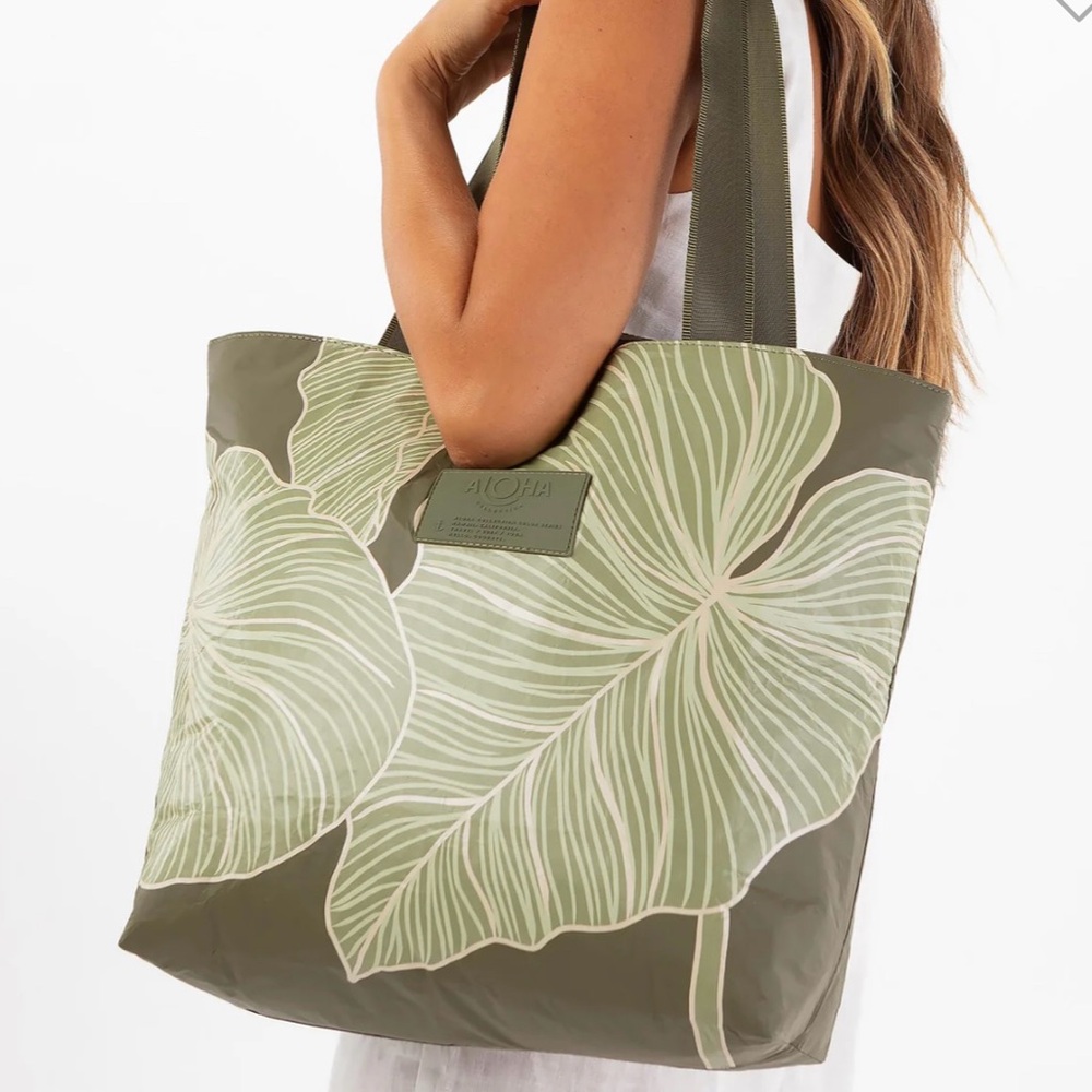 Alohas Green Leaf Print Tote Bag